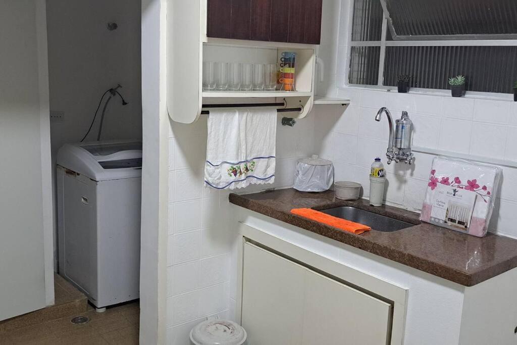 Apartamento Charmoso A 400Mts Da Praia Da Enseada Гуаружа Экстерьер фото